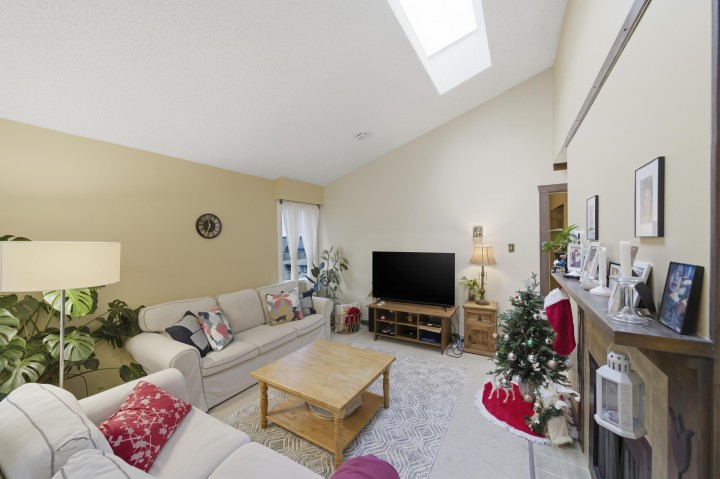 Photo 5 at 403 - 1340 Duchess Avenue, Ambleside, West Vancouver