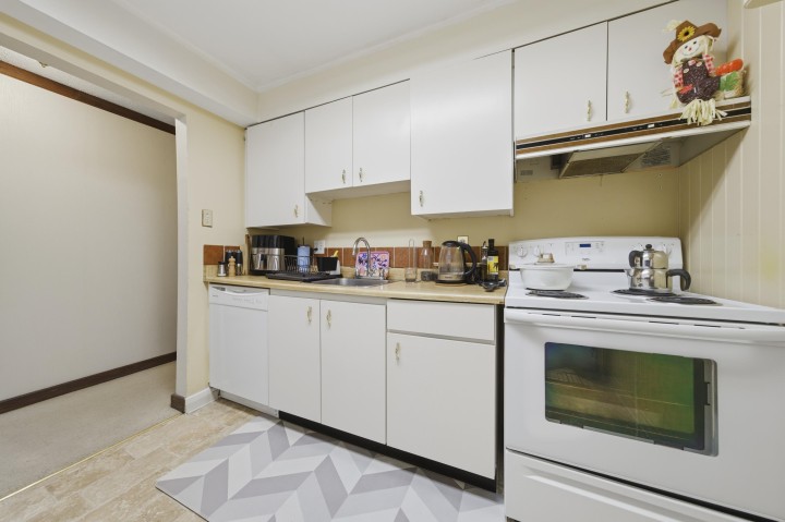 Photo 11 at 403 - 1340 Duchess Avenue, Ambleside, West Vancouver