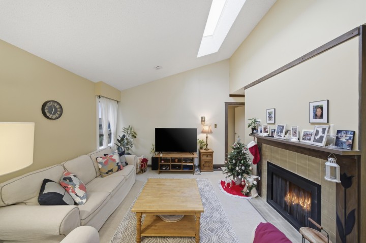 Photo 4 at 403 - 1340 Duchess Avenue, Ambleside, West Vancouver