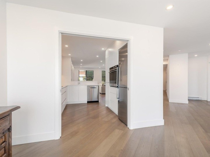 Photo 12 at 203 - 2190 Argyle Avenue, Dundarave, West Vancouver