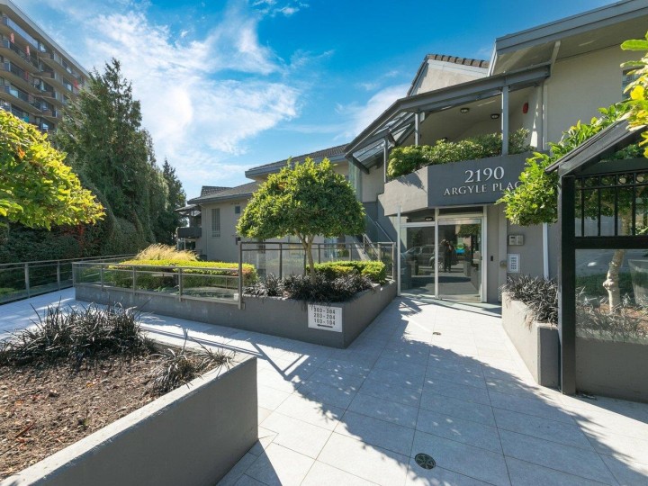 Photo 3 at 203 - 2190 Argyle Avenue, Dundarave, West Vancouver