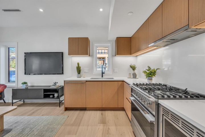 Photo 4 at 1010 W 52nd Avenue, South Granville, Vancouver West