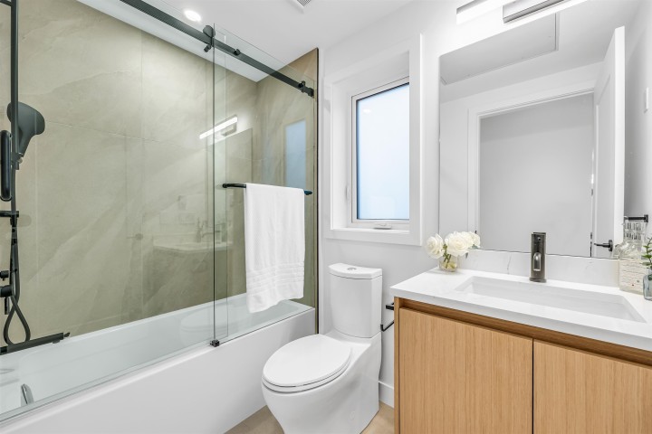 Photo 9 at 1012 W 52nd Avenue, South Granville, Vancouver West