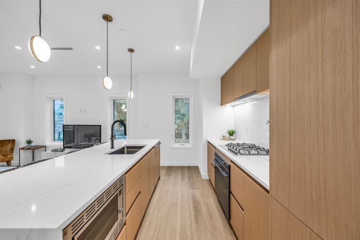 Photo 4 at 1012 W 52nd Avenue, South Granville, Vancouver West