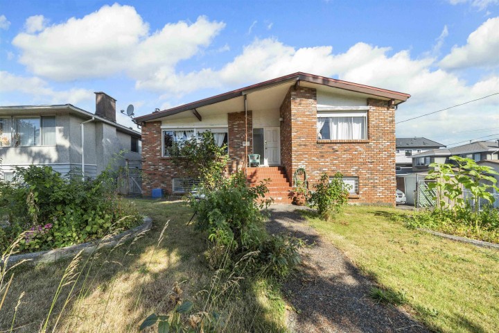 Photo 2 at 4561 Manor Street, Collingwood VE, Vancouver East