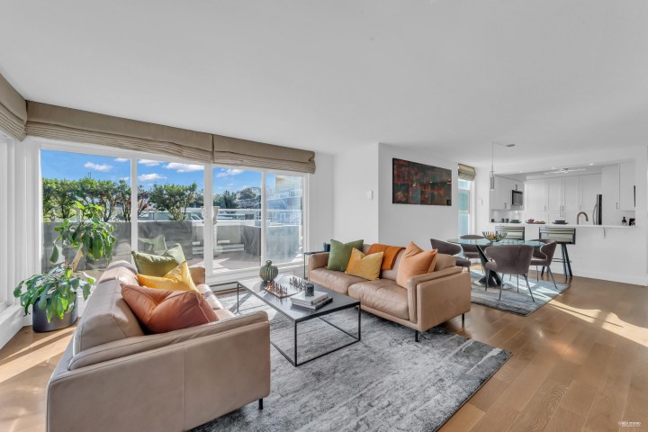 Photo 3 at 2243 Oak Street, Fairview VW, Vancouver West