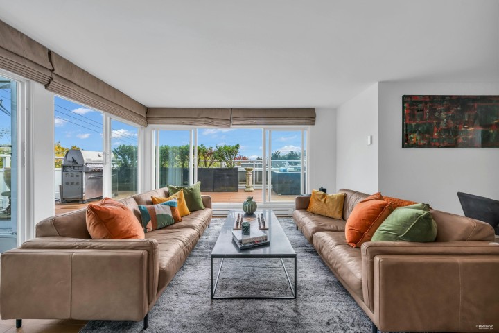 Photo 1 at 2243 Oak Street, Fairview VW, Vancouver West