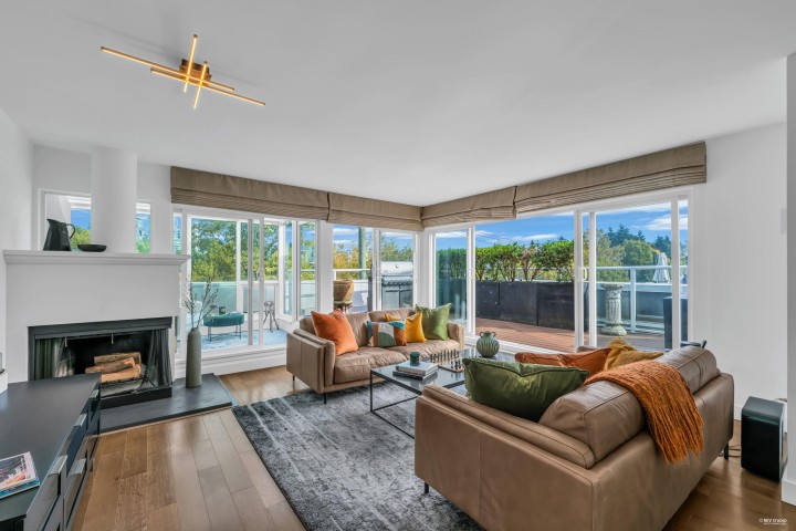 Photo 4 at 2243 Oak Street, Fairview VW, Vancouver West