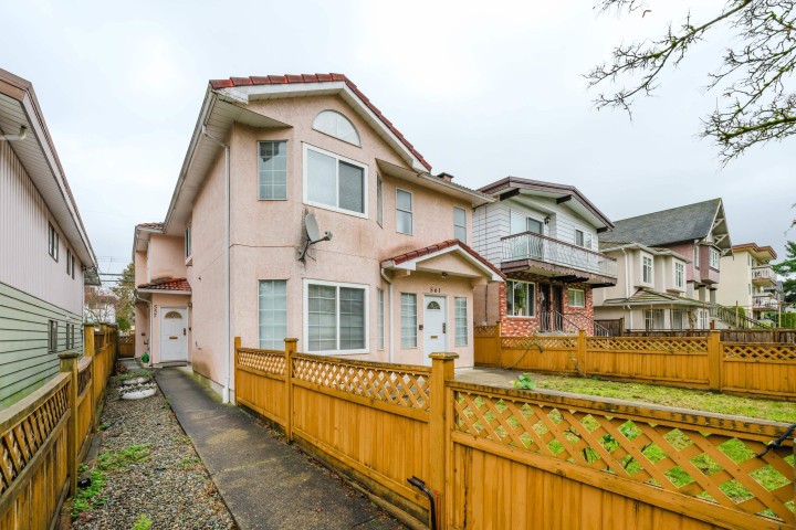 Photo 2 at 557 E 44th Avenue, Fraser VE, Vancouver East