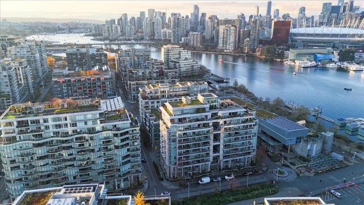 Photo 3 at 404 - 1633 Ontario Street, False Creek, Vancouver West