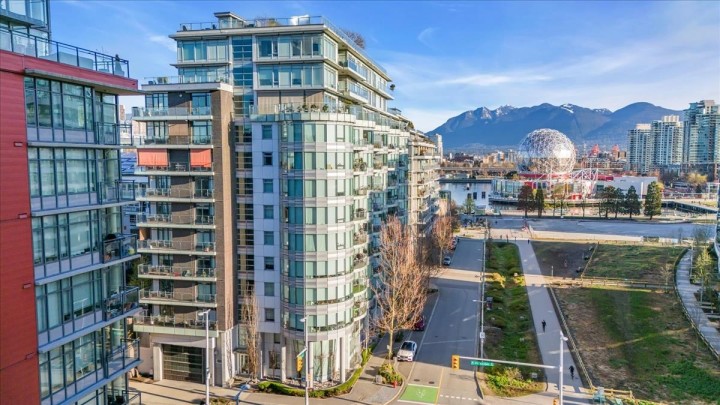 Photo 1 at 404 - 1633 Ontario Street, False Creek, Vancouver West