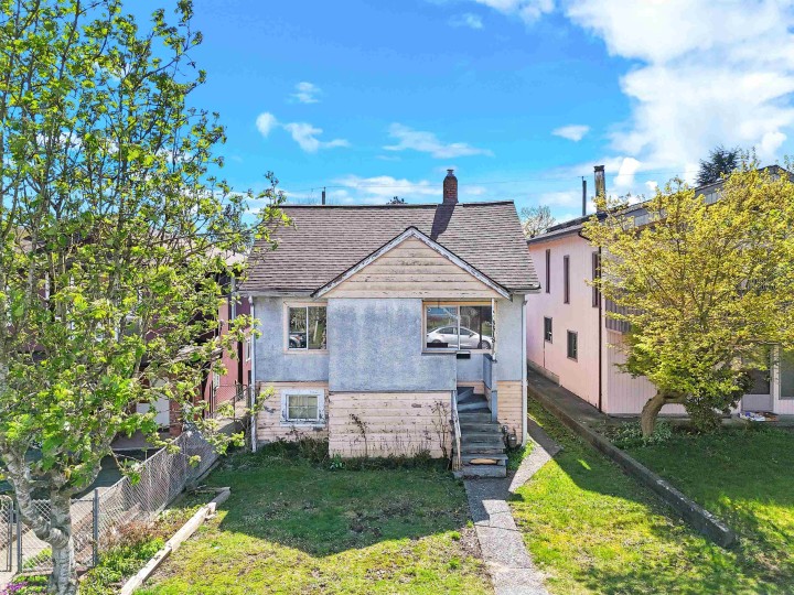 Photo 1 at 3318 William Street, Renfrew VE, Vancouver East