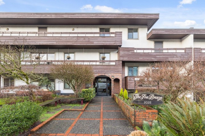 Photo 1 at 308 - 2025 W 2nd Avenue, Kitsilano, Vancouver West