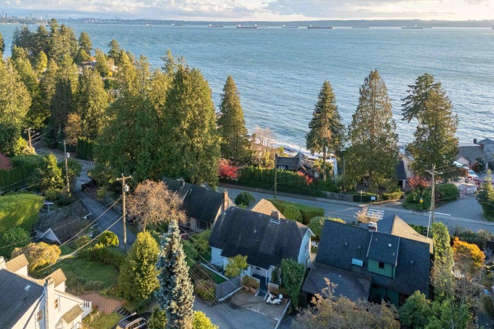 Photo 3 at 3260 Travers Avenue, West Bay, West Vancouver