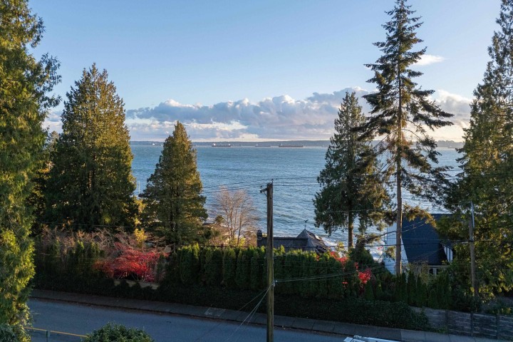 Photo 5 at 3260 Travers Avenue, West Bay, West Vancouver