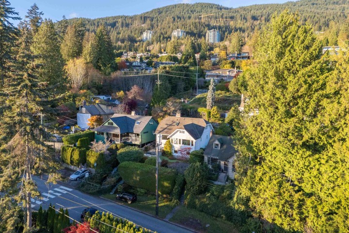 Photo 4 at 3260 Travers Avenue, West Bay, West Vancouver