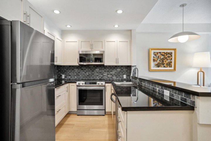 Photo 12 at 100 - 1688 Robson Street, West End VW, Vancouver West