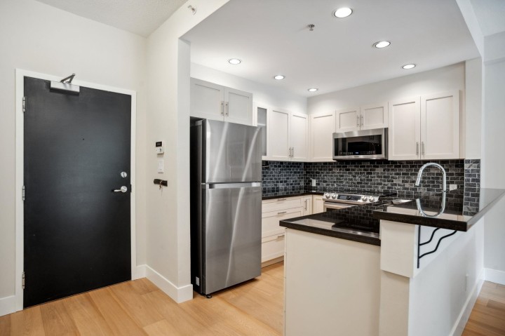 Photo 11 at 100 - 1688 Robson Street, West End VW, Vancouver West