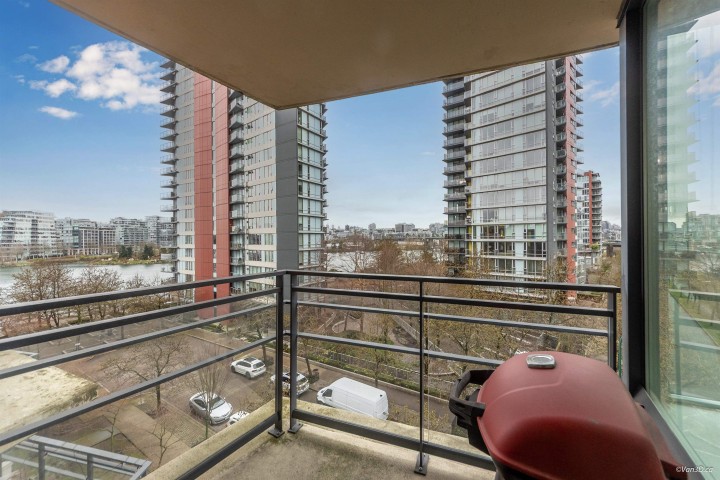 Photo 5 at 703 - 33 Smithe Street, Yaletown, Vancouver West