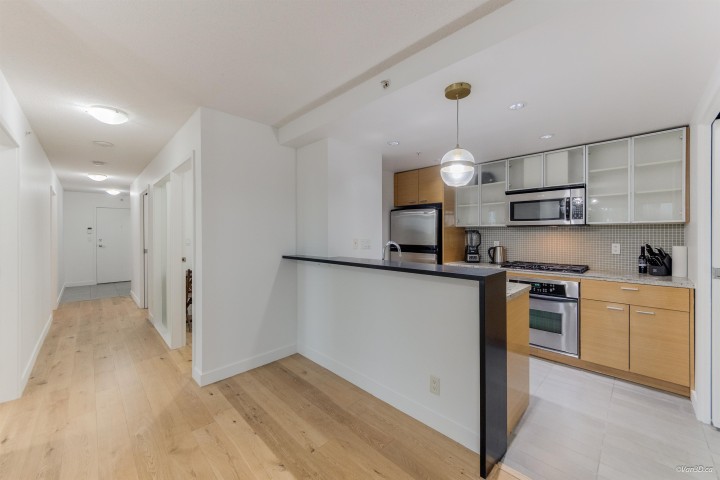 Photo 9 at 703 - 33 Smithe Street, Yaletown, Vancouver West