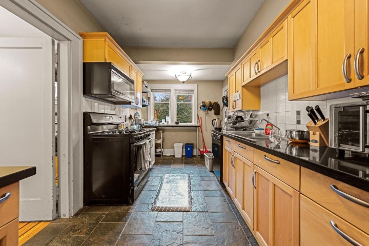 Photo 8 at 660 W 13th Avenue, Fairview VW, Vancouver West