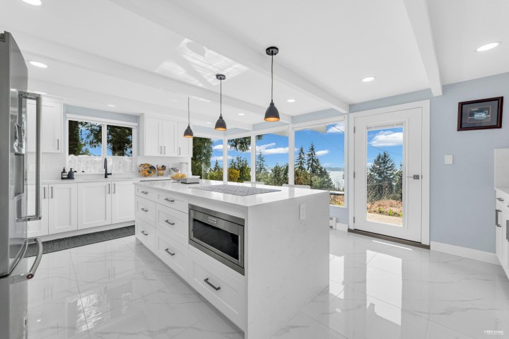 Photo 12 at 2755 Skilift Place, Chelsea Park, West Vancouver