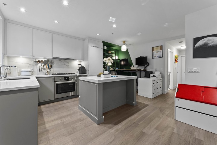 Photo 9 at 7605 Yukon Street, Marpole, Vancouver West