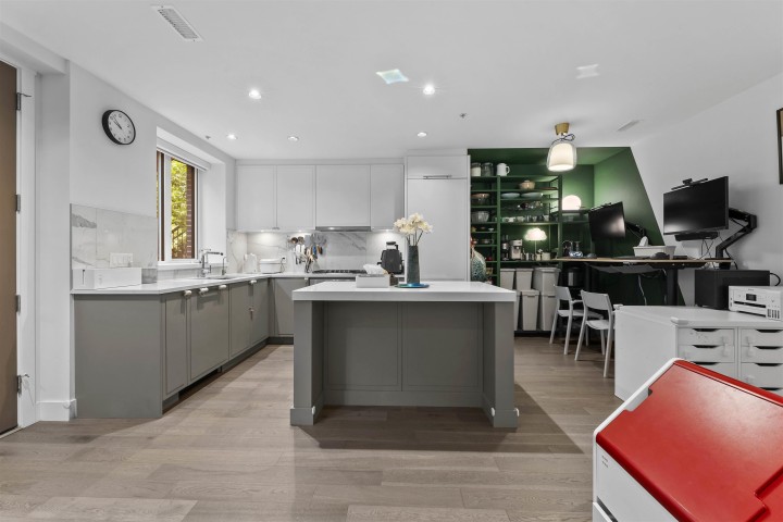 Photo 10 at 7605 Yukon Street, Marpole, Vancouver West