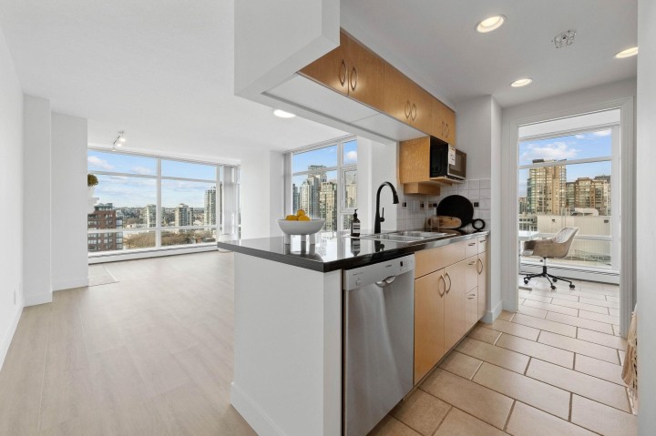 Photo 3 at 2106 - 1199 Marinaside Crescent, Yaletown, Vancouver West