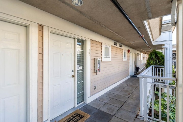 Photo 7 at 307 - 2545 W Broadway, Kitsilano, Vancouver West