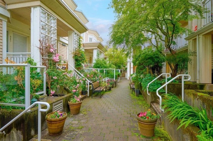 Photo 5 at 307 - 2545 W Broadway, Kitsilano, Vancouver West