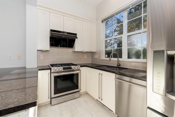 Photo 4 at 765 W 42nd Avenue, Oakridge VW, Vancouver West