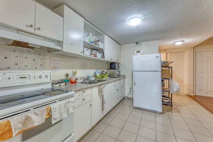 Photo 3 at 3302 E 5th Avenue, Renfrew VE, Vancouver East