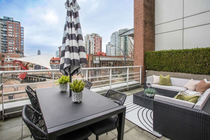 Photo 3 at THA - 1199 Marinaside Crescent, Yaletown, Vancouver West