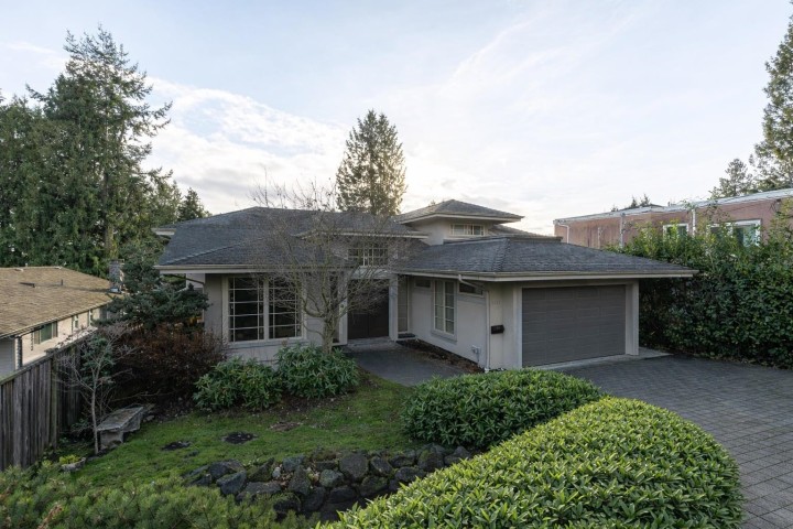 Photo 1 at 2566 Marine Drive, Dundarave, West Vancouver