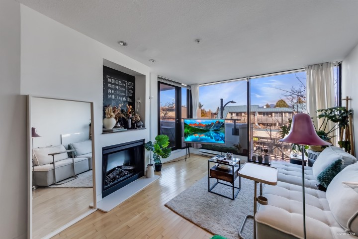 Photo 1 at 304 - 2525 Blenheim Street, Kitsilano, Vancouver West