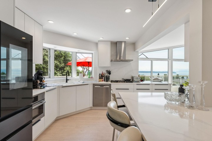 Photo 10 at 1725 Rosebery Avenue, Queens, West Vancouver