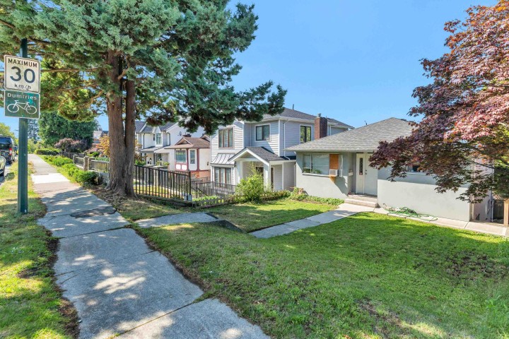 Photo 2 at 5755 Dumfries Street, Knight, Vancouver East