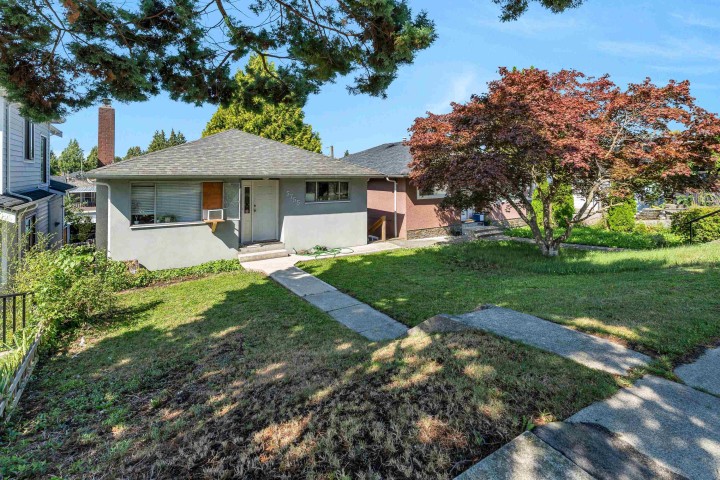 Photo 1 at 5755 Dumfries Street, Knight, Vancouver East