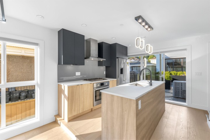 Photo 2 at 1007 W 58th Avenue, South Granville, Vancouver West