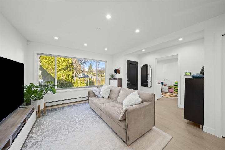 Photo 4 at 870 W 59th Avenue, Marpole, Vancouver West