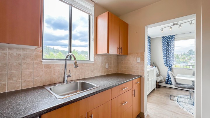 Photo 9 at 605 - 555 13th Street, Ambleside, West Vancouver