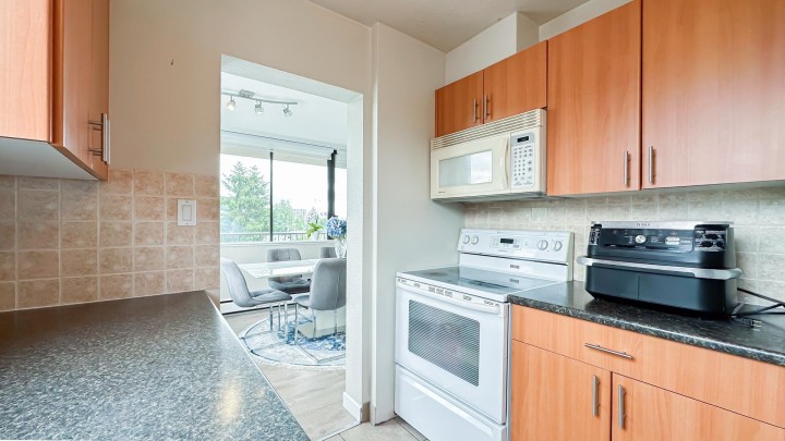 Photo 10 at 605 - 555 13th Street, Ambleside, West Vancouver