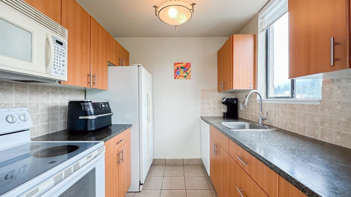 Photo 8 at 605 - 555 13th Street, Ambleside, West Vancouver