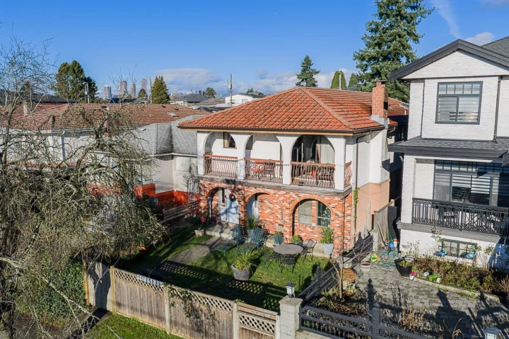 Photo 1 at 557 E 58th Avenue, South Vancouver, Vancouver East