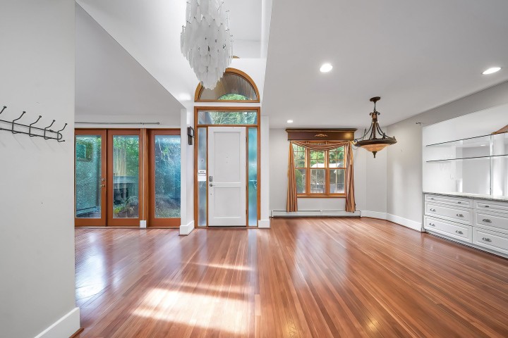 Photo 3 at 992 3rd Street, Cedardale, West Vancouver