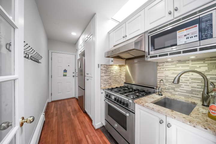 Photo 18 at 992 3rd Street, Cedardale, West Vancouver