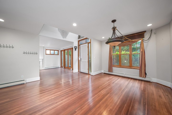 Photo 11 at 992 3rd Street, Cedardale, West Vancouver