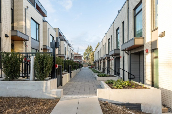 Photo 2 at 15 - 6778 Oak Street, South Cambie, Vancouver West