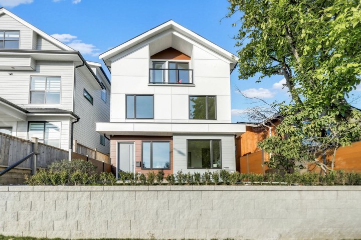 Photo 2 at 1 - 3547 E Georgia Street, Renfrew VE, Vancouver East